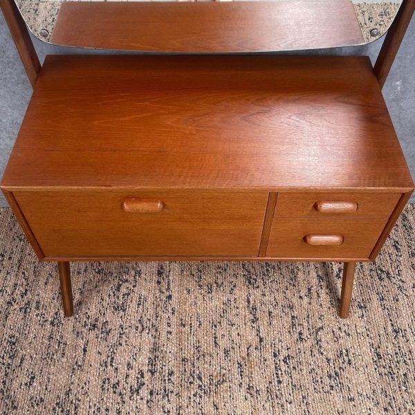 danish-vanity-dresser-6