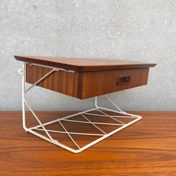 scandinavian-mid-century-floating-bedsides-1