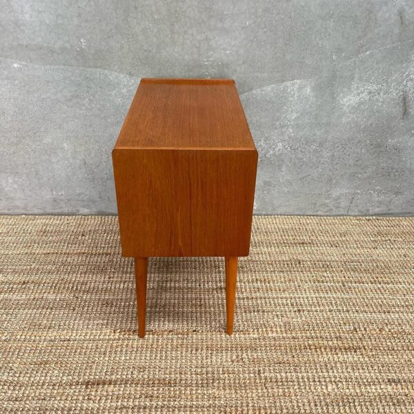 scandinavian-mid-century-bedside-table-3