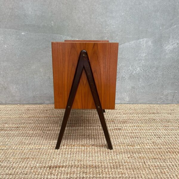 scandinavian-mid-century-drawers-bedside-table-1