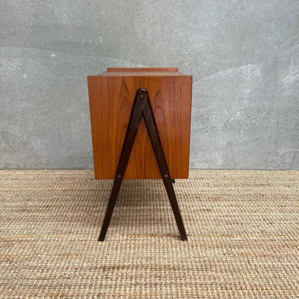 scandinavian-mid-century-drawers-bedside-table-2