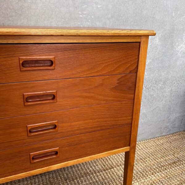 scandinavian-mid-century-drawers-bedside-table-in-teak-and-oak-5