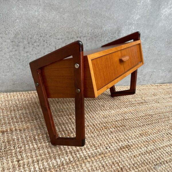 scandinavian-mid-century-floating-shelf-bedside-1