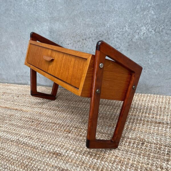 scandinavian-mid-century-floating-shelf-bedside-5