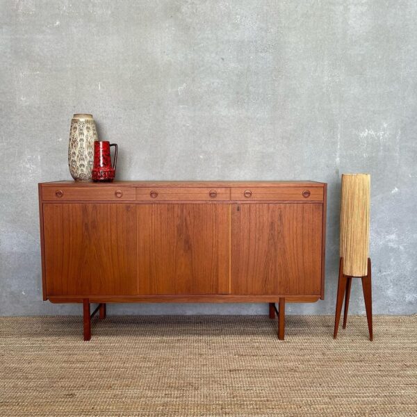 scandinavian-mid-century-sideboard-with-lockable-doors (1)