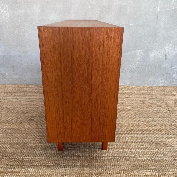 scandinavian-mid-century-sideboard-with-lockable-doors (6)