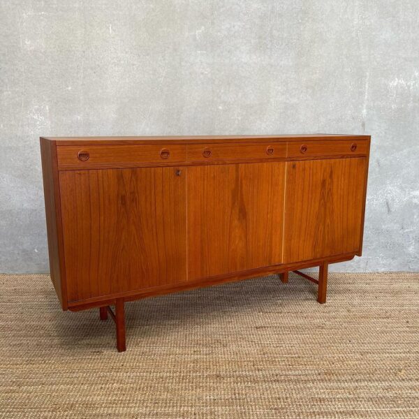 scandinavian-mid-century-sideboard-with-lockable-doors (7)