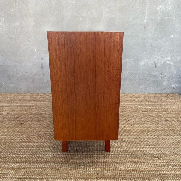 scandinavian-mid-century-sideboard-with-lockable-doors (8)