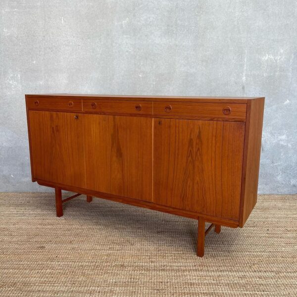 scandinavian-mid-century-sideboard-with-lockable-doors (9)