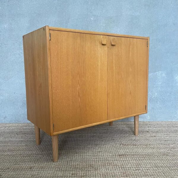 swedish-mid-century-designer-cupboard-in-oak (1)