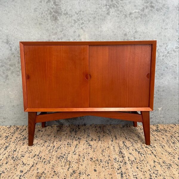 small-danish-designer-mid-century-cupboard (8)