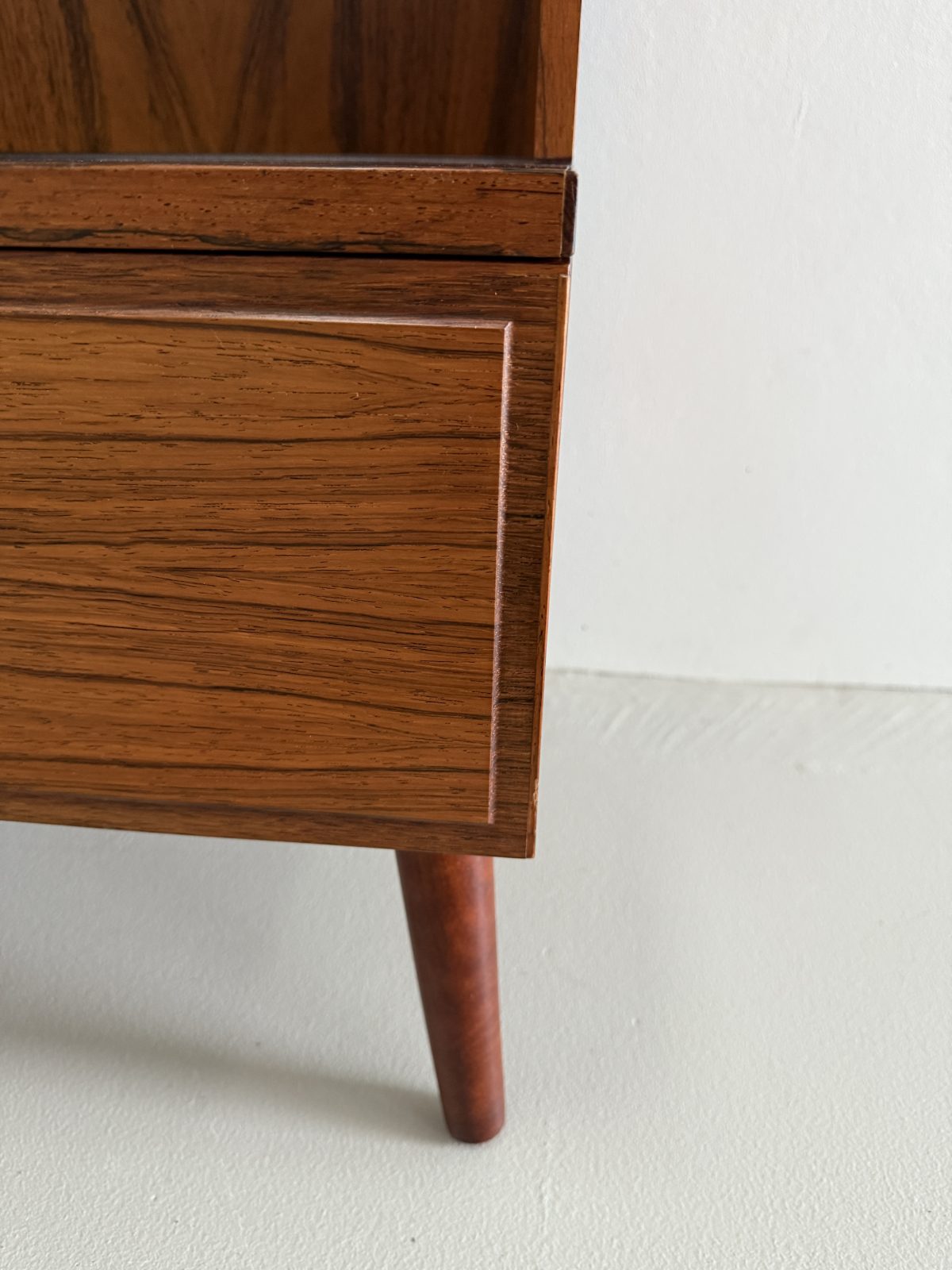 swedish-mid-century-bookshelf -glass (12)